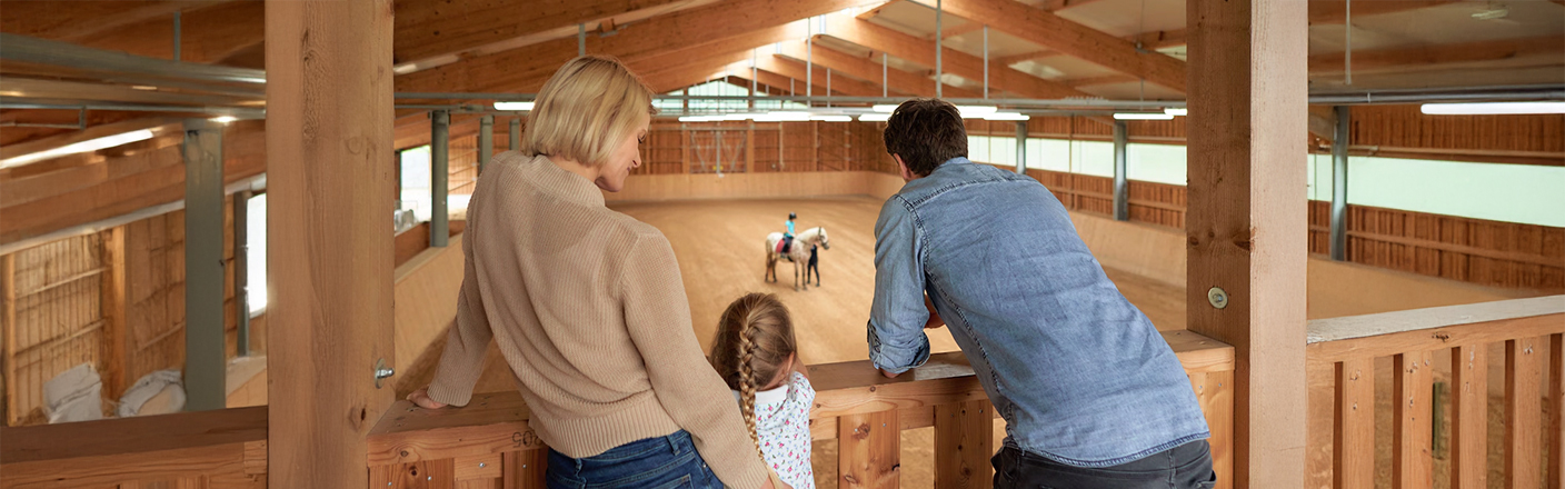 Reiterlebnis für Familien – Spaß & Lernen in der Reithalle