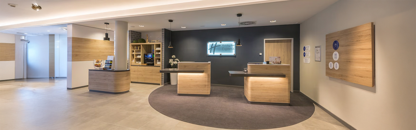 Holiday Inn Express Wuppertal – Stilvolle Rezeption | Check-In leicht gemacht!