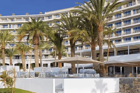 Die Frontansicht des Paradisus by Melia in Gran Canaria mit Palmen im Vordergrund.