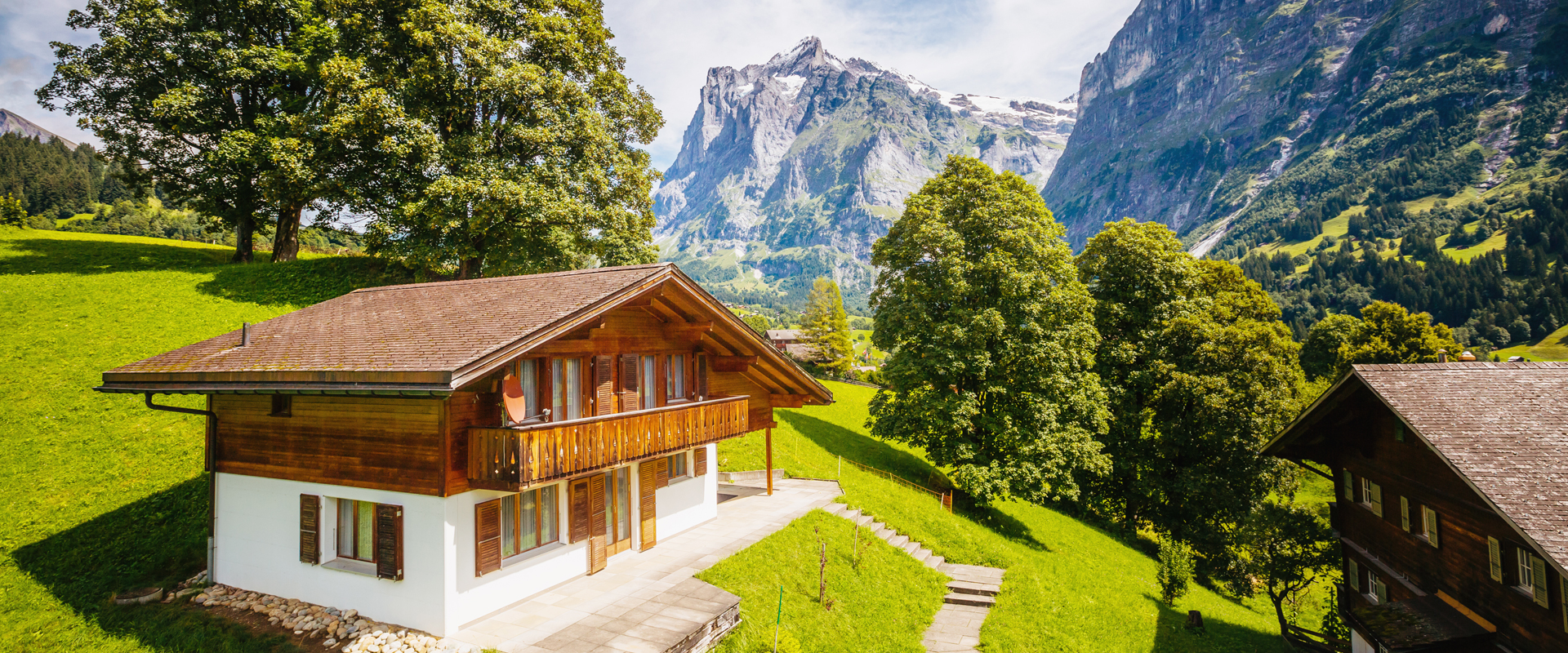 Eine Familie genießt den Urlaub in einem Hotel